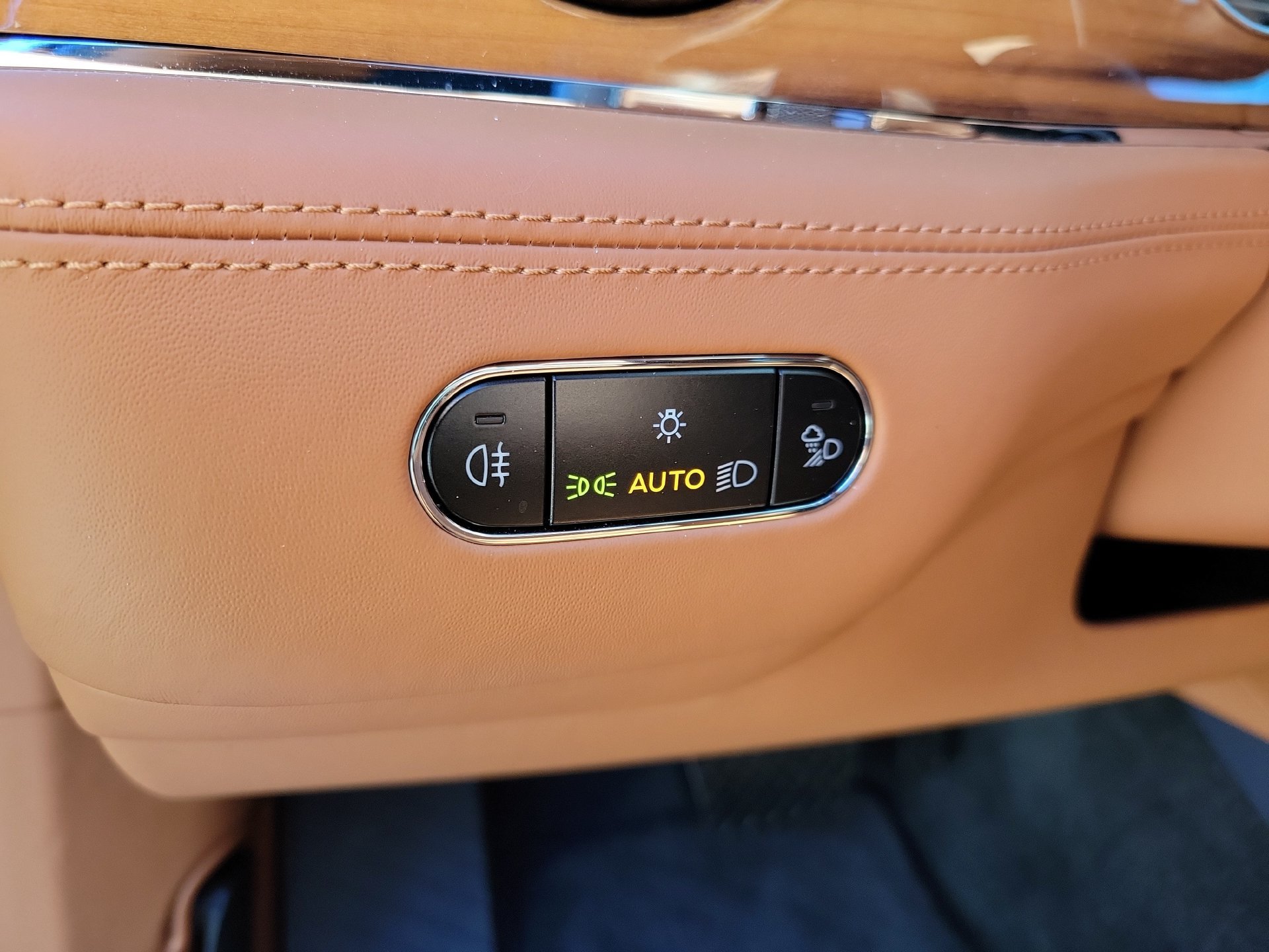 Certified 2025 Bentley Bentayga Extended Wheelbase AWD/4WD image 28