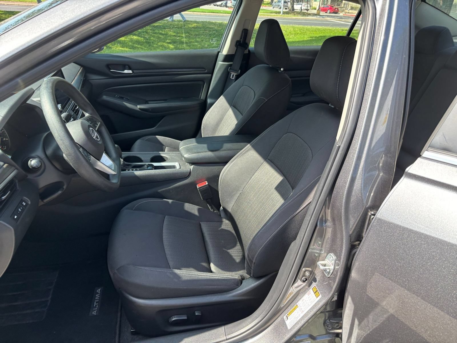 Used 2025 Nissan Altima 2.5 SV FWD image 31