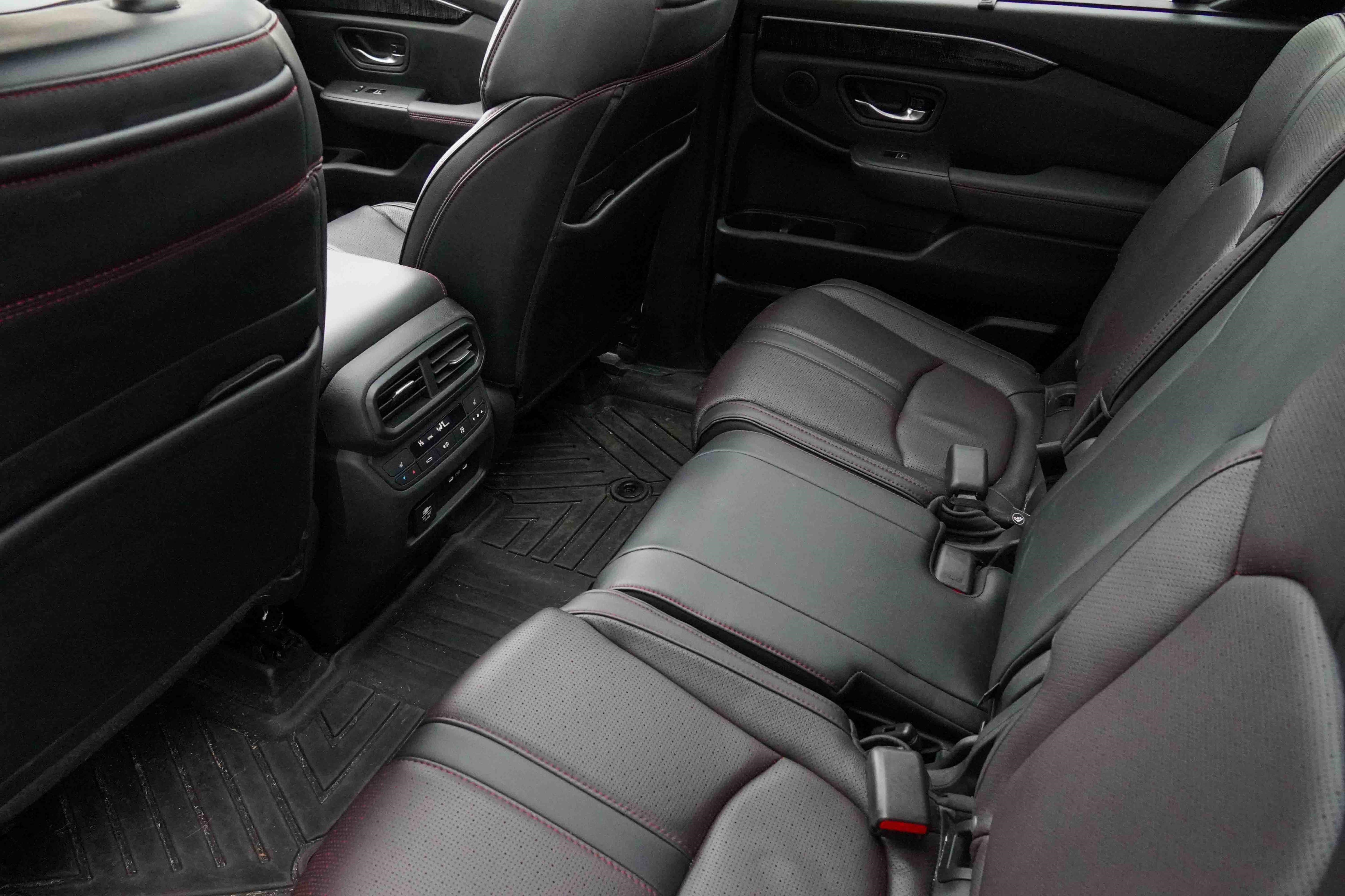 Used 2025 Honda Pilot Black Edition image 37