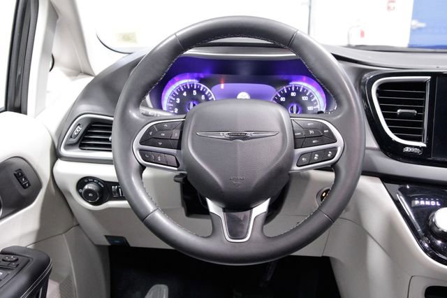 Used 2024 Chrysler Pacifica Touring-L image 14