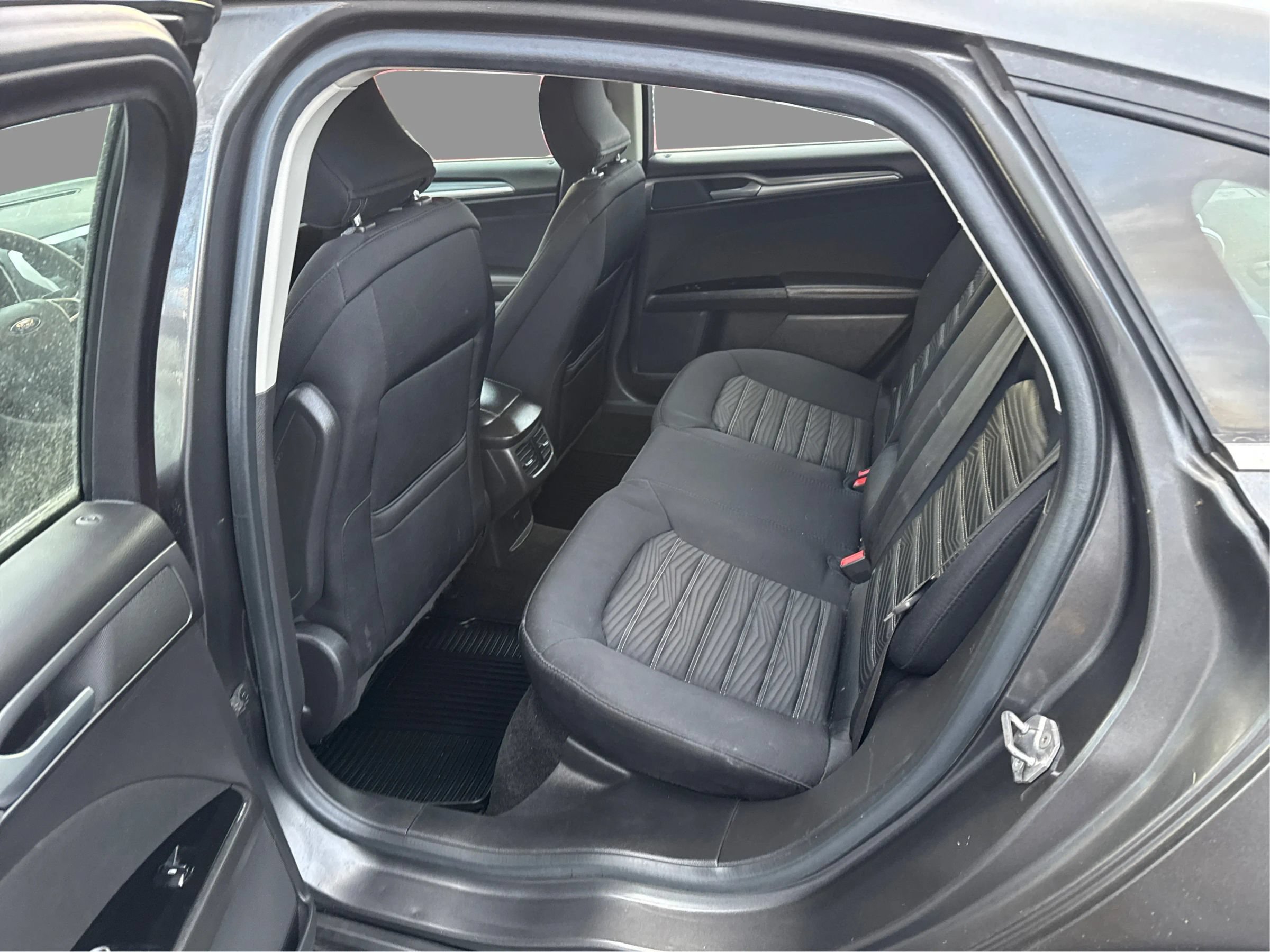 Used 2016 Ford Fusion SE FWD image 11