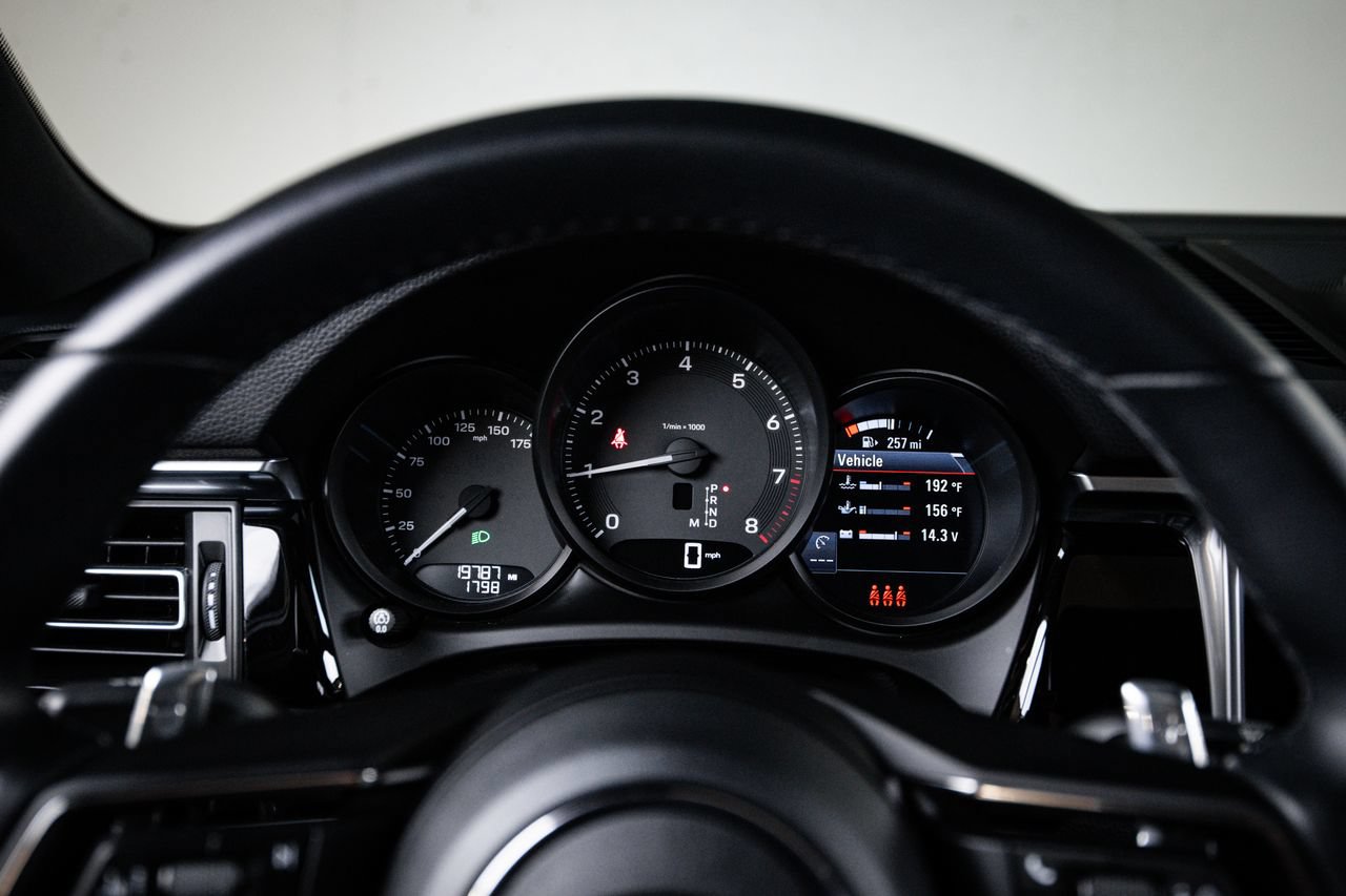 Certified 2024 Porsche Macan AWD/4WD image 15