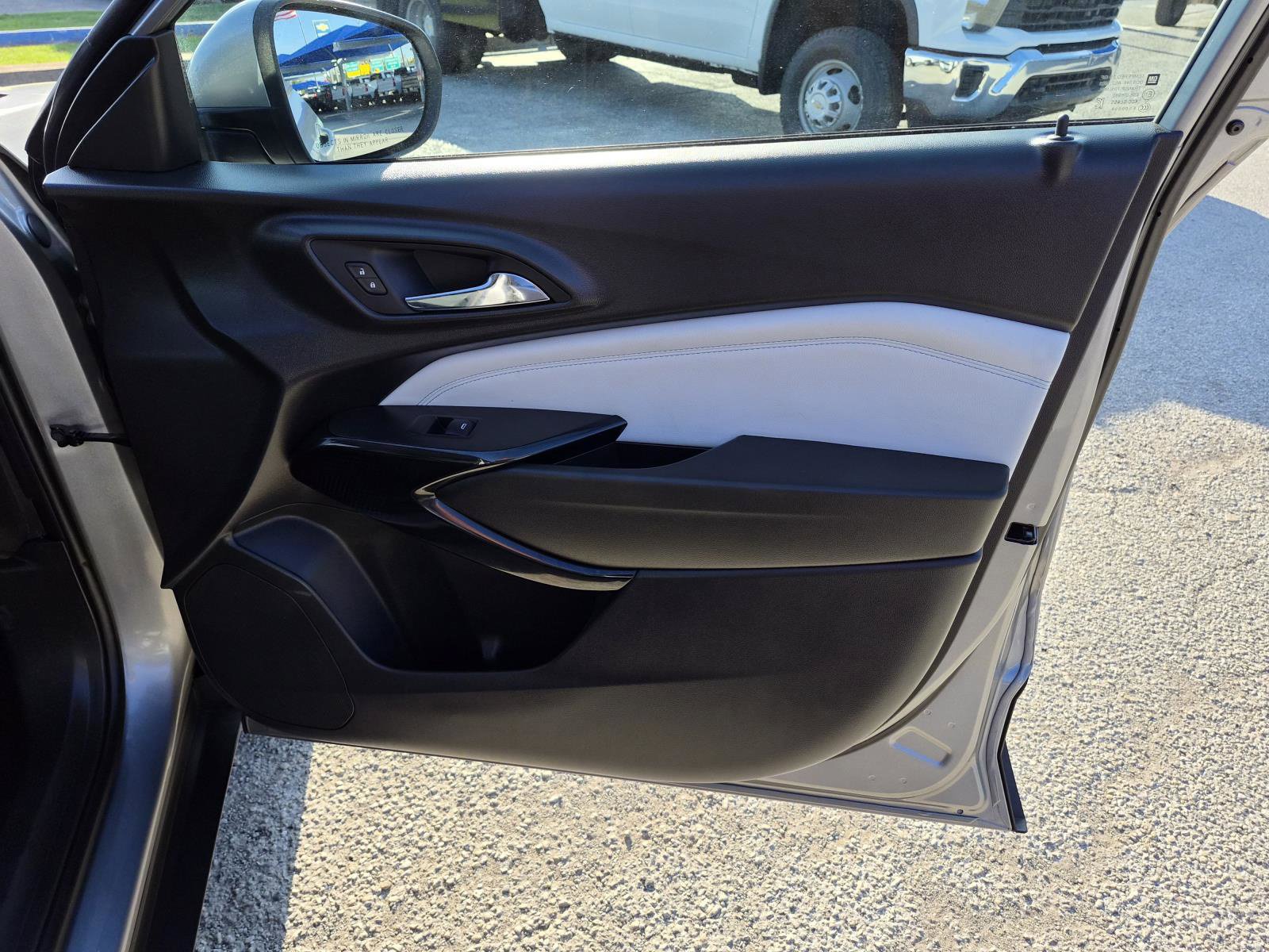 Used 2026 Chevrolet Trax LT FWD image 9