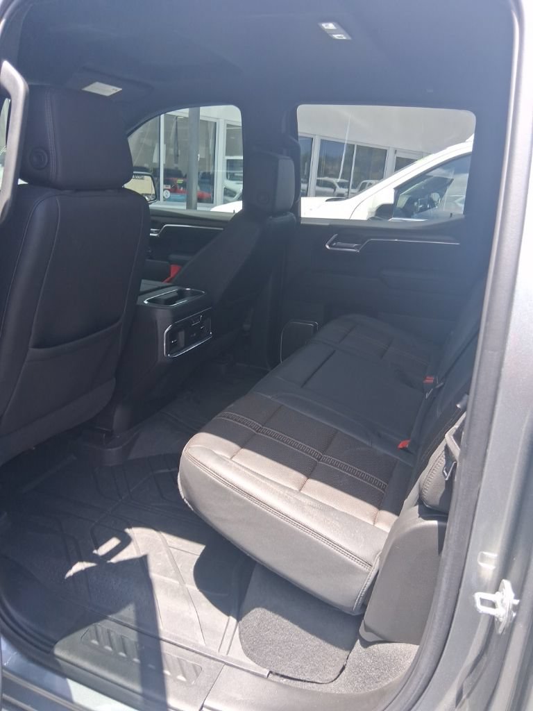 Used 2025 Chevrolet Silverado 1500 High Country w/ Technology Package AWD/4WD image 9