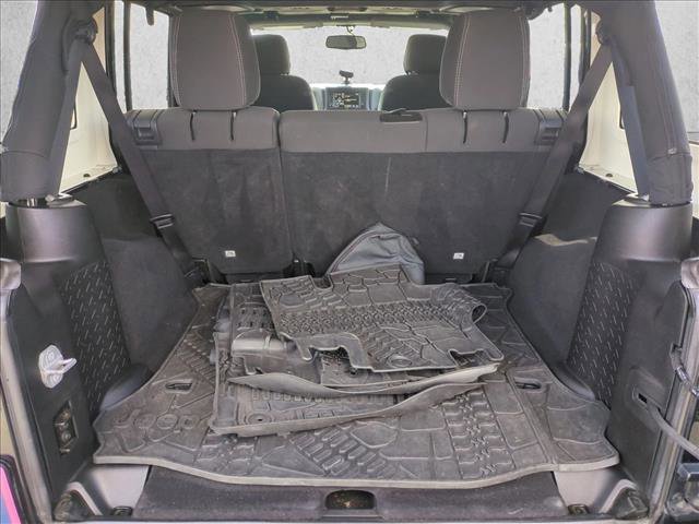 Used 2015 Jeep Wrangler Unlimited Rubicon w/ Connectivity Group AWD/4WD image 6