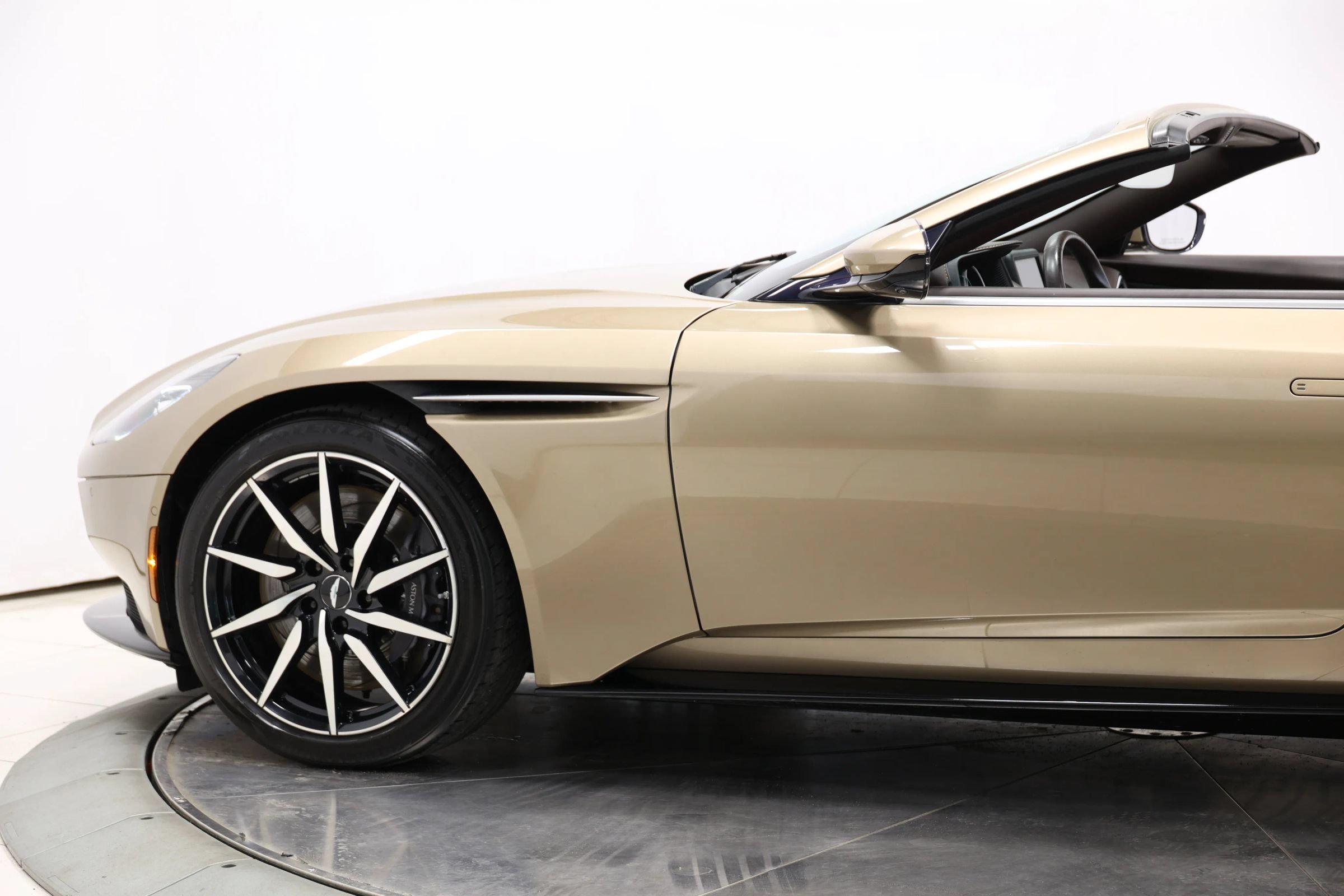 Used 2019 Aston Martin DB11 Volante RWD image 8
