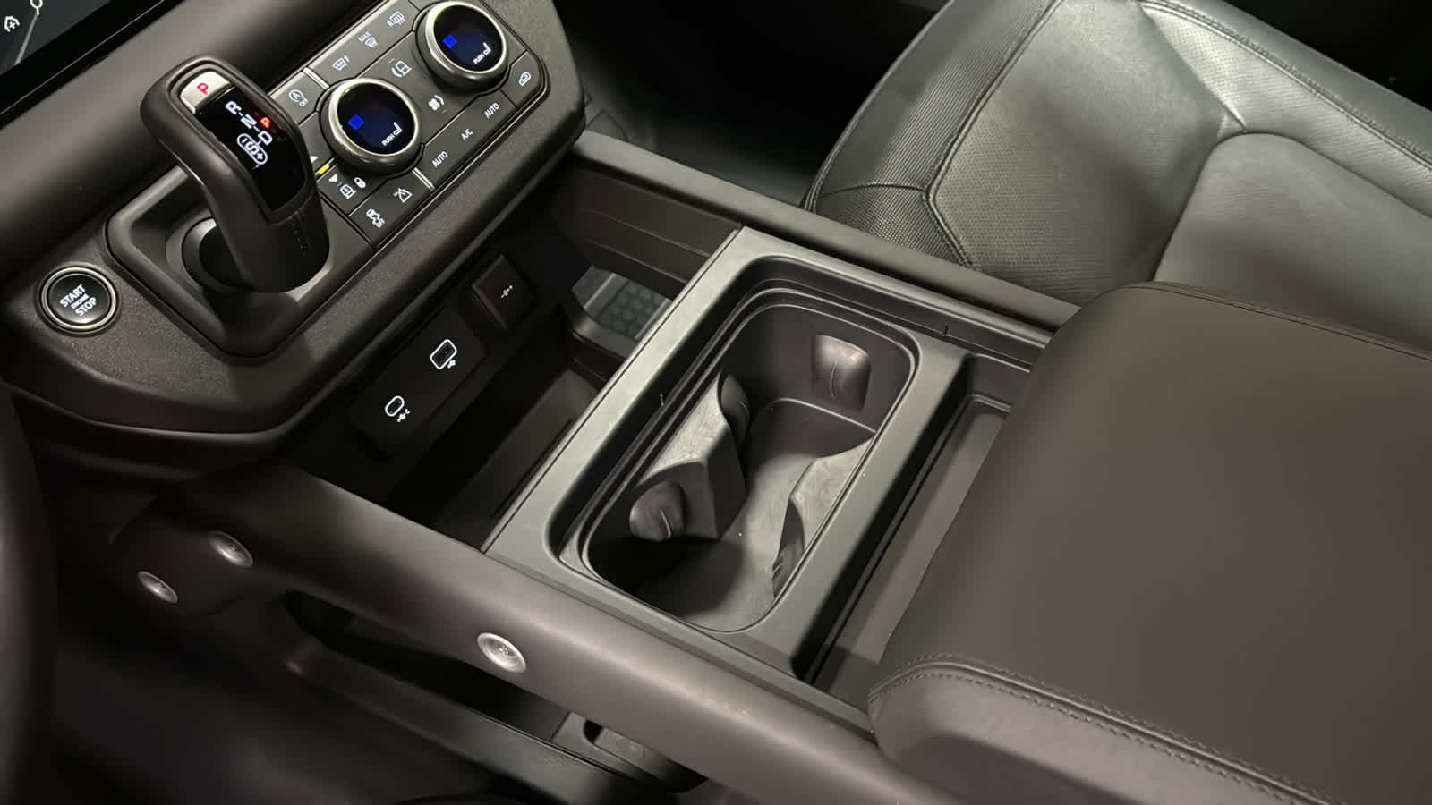 Used 2024 Land Rover Defender 110 X-Dynamic SE AWD/4WD image 20