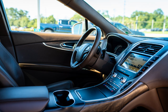 Used 2016 Lincoln MKX Reserve w/ Technology Package FWD image 23