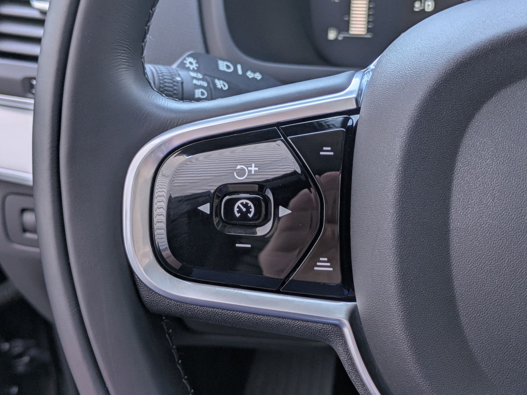 Used 2018 Volvo XC90 T5 Momentum w/ Convenience Package image 18