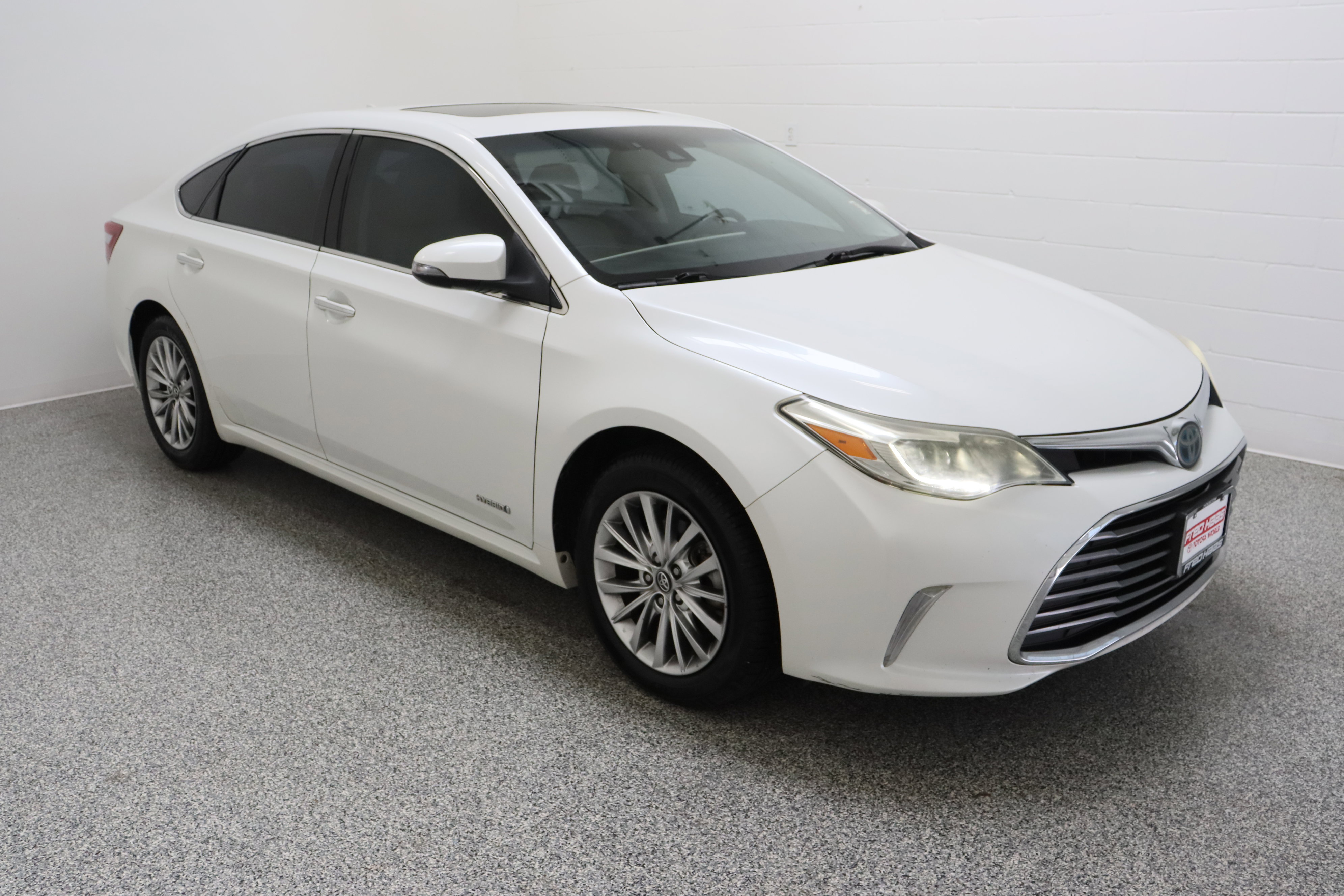 Used 2018 Toyota Avalon Limited FWD image 4