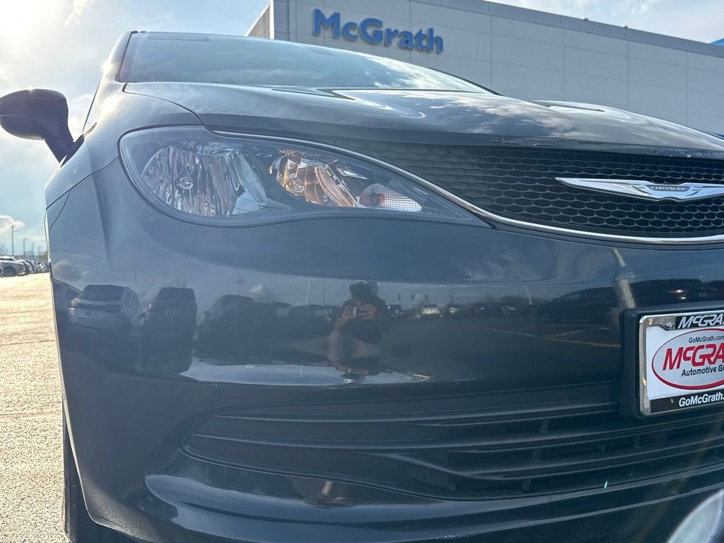 Used 2017 Chrysler Pacifica LX image 13