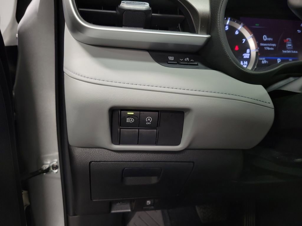 Used 2023 Toyota Highlander L FWD image 21