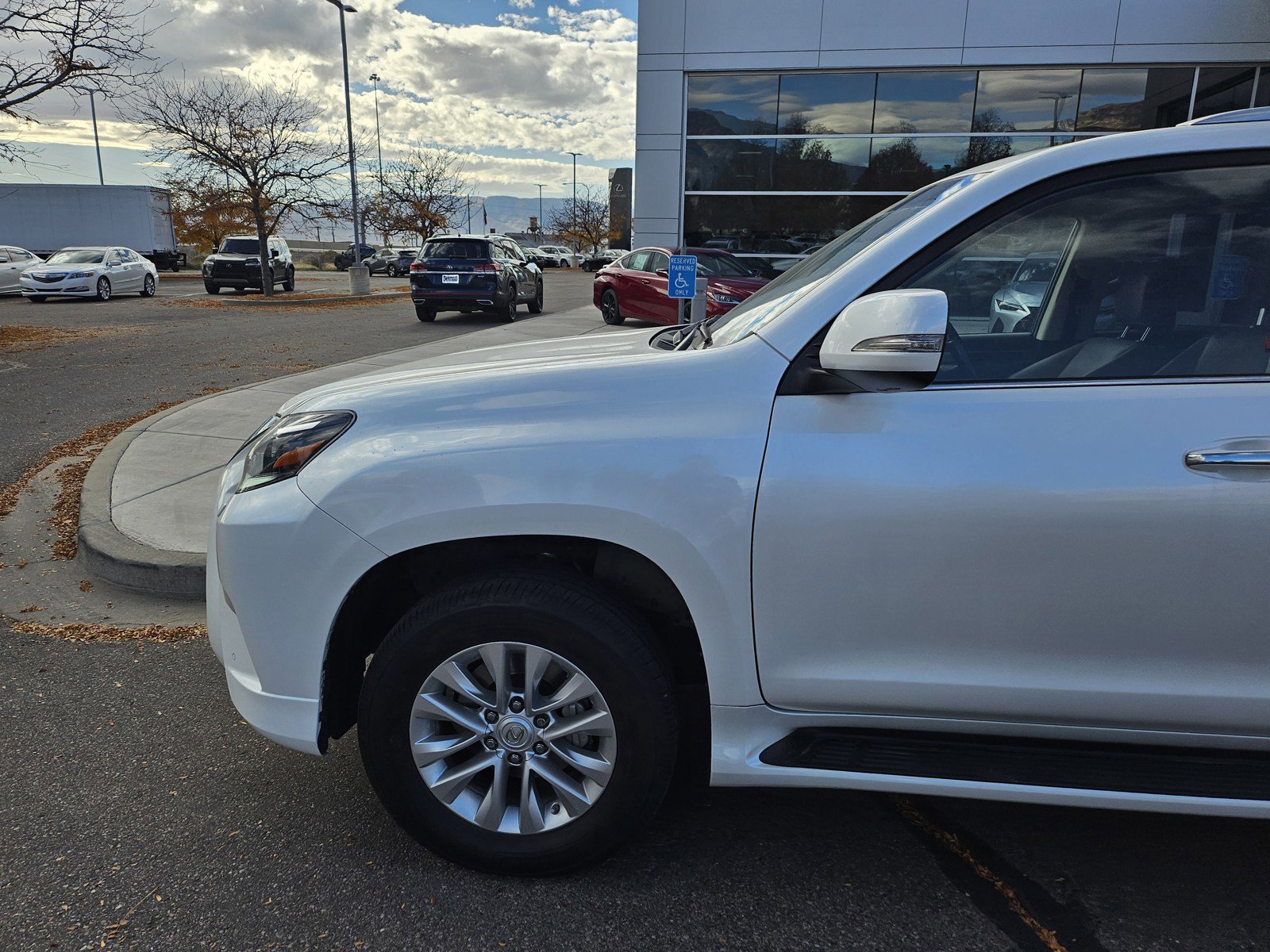 Used 2023 Lexus GX 460 Premium image 2