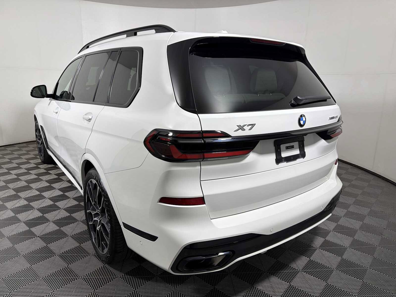 Used 2026 BMW X7 xDrive40i w/ M Sport Package AWD/4WD image 5