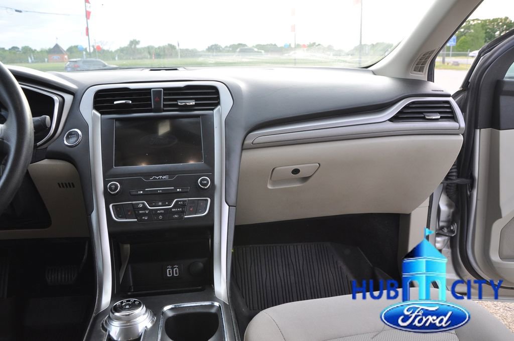 Used 2020 Ford Fusion SE AWD/4WD image 20
