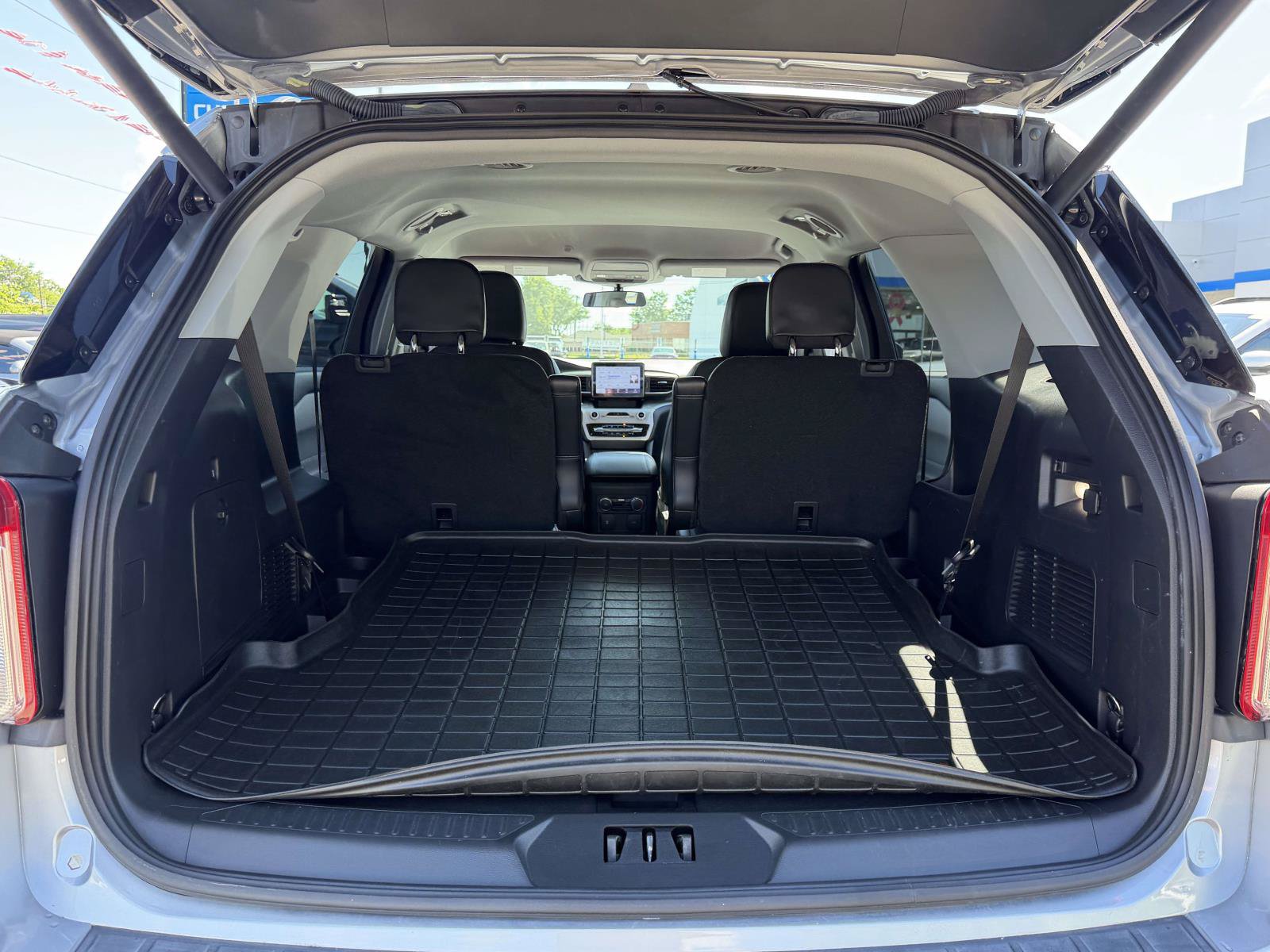 Used 2022 Ford Explorer XLT w/ Equipment Group 202A AWD/4WD image 7