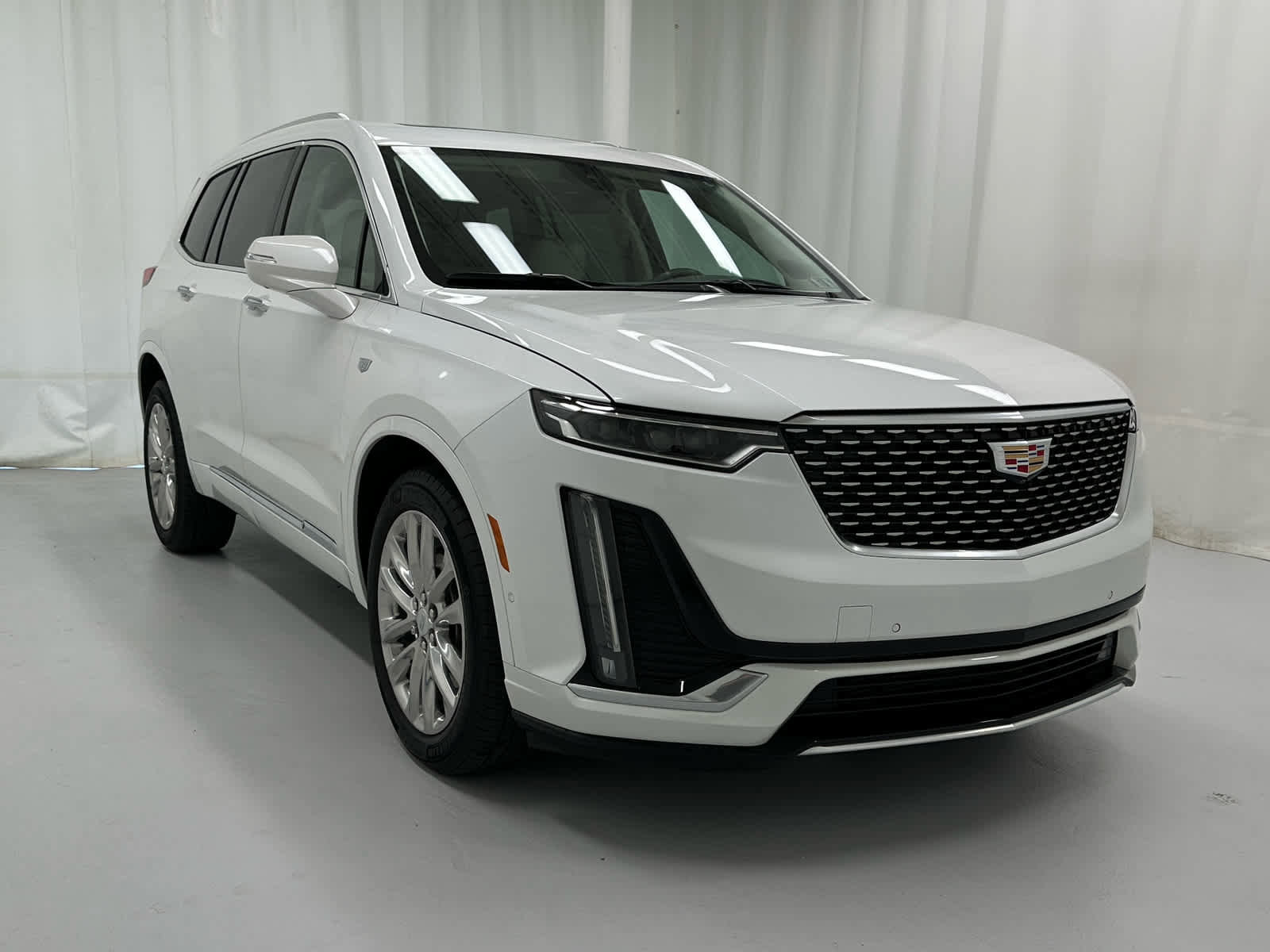 Used 2023 Cadillac XT6 Premium Luxury w/ Technology Package image 2