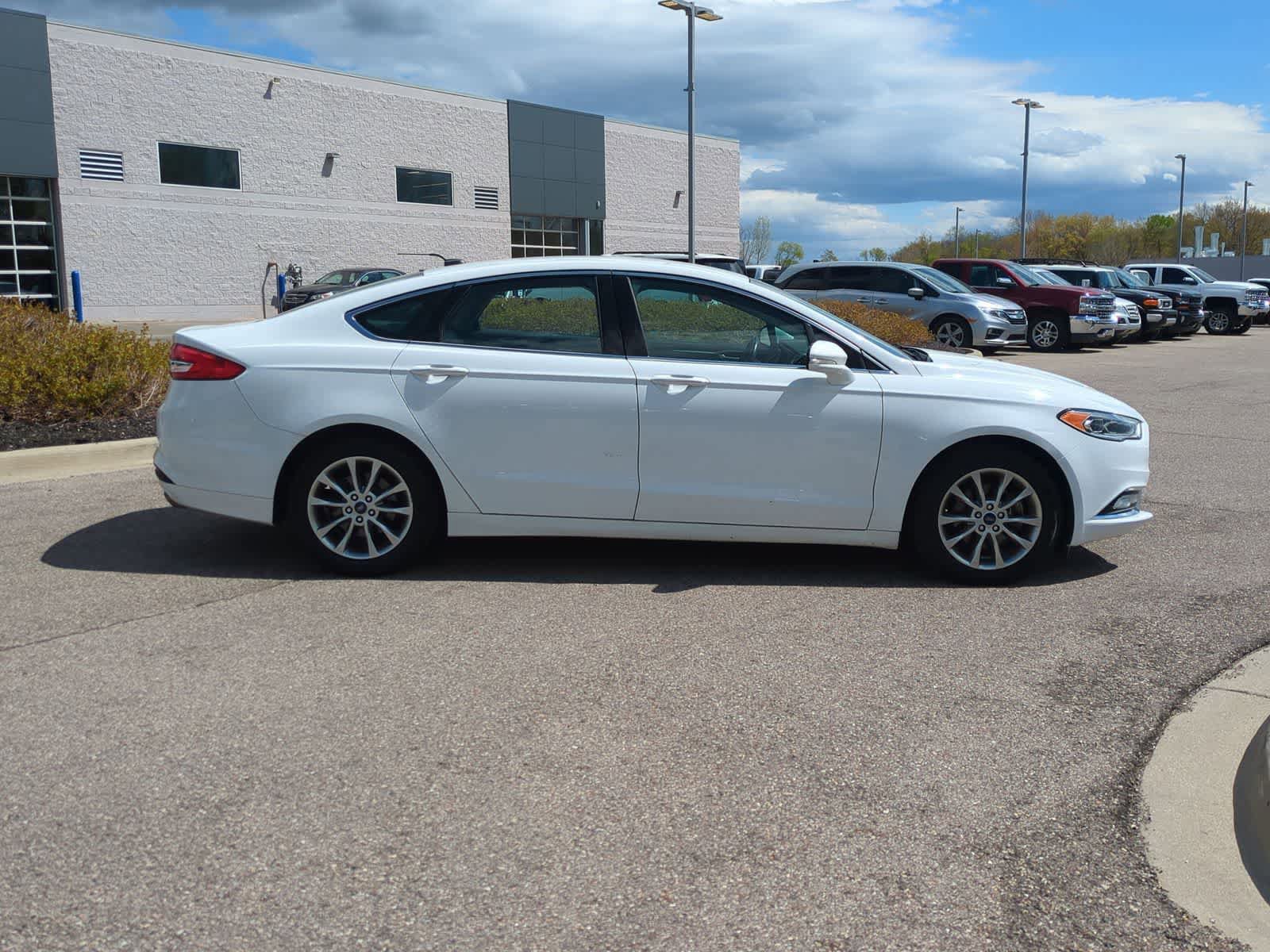 Used 2017 Ford Fusion SE w/ Fusion SE Technology Package FWD image 9