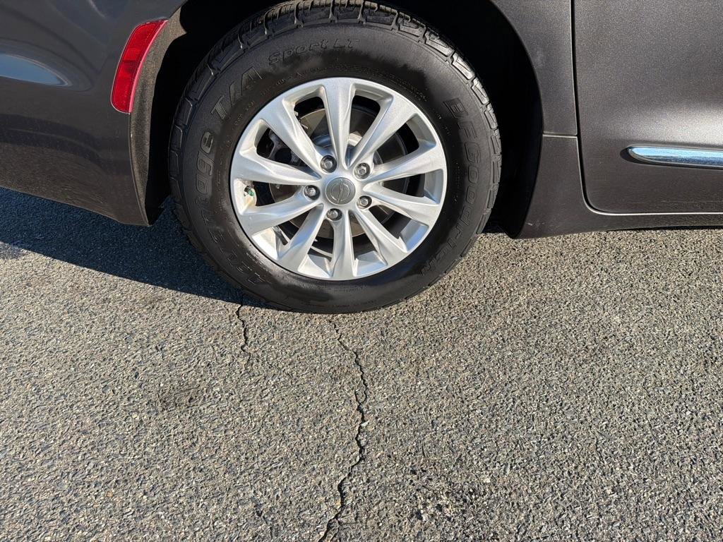 Used 2017 Chrysler Pacifica Touring-L image 35