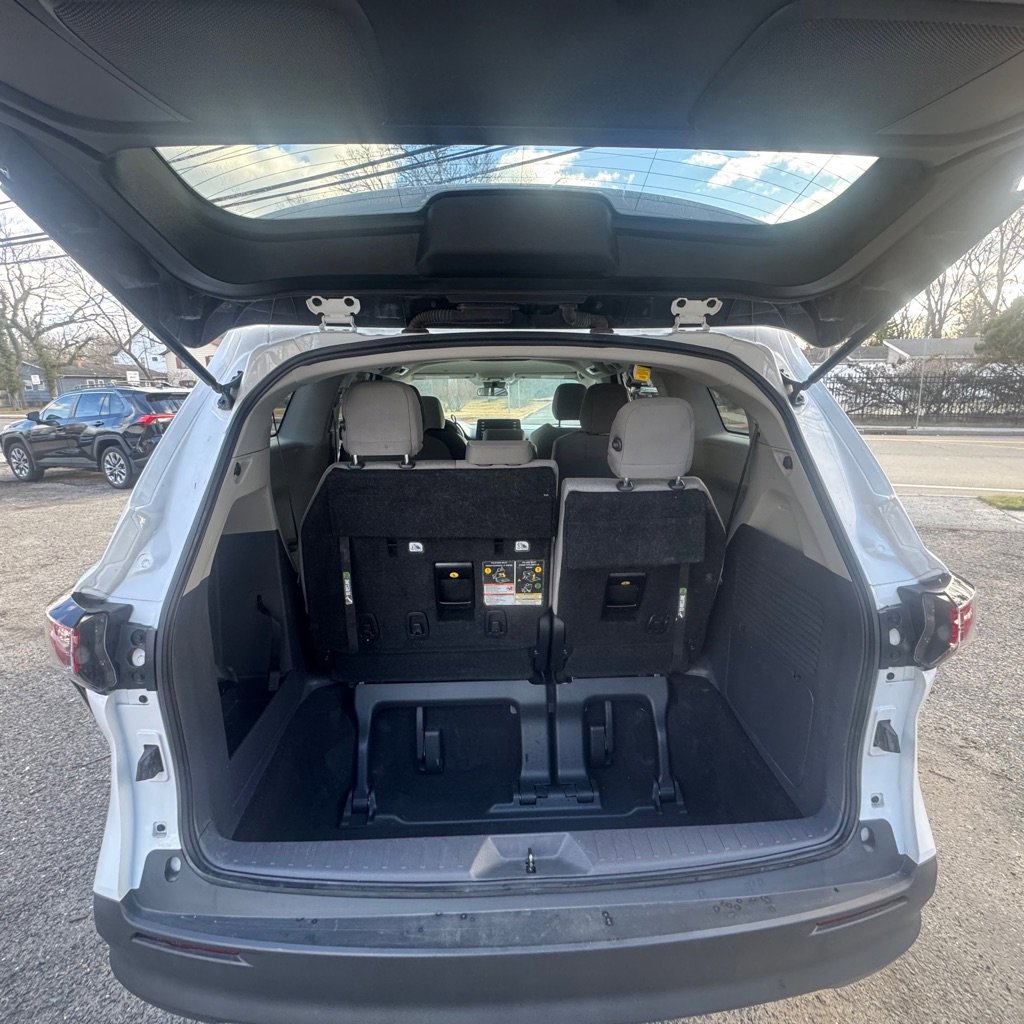 Used 2024 Toyota Sienna LE FWD image 9