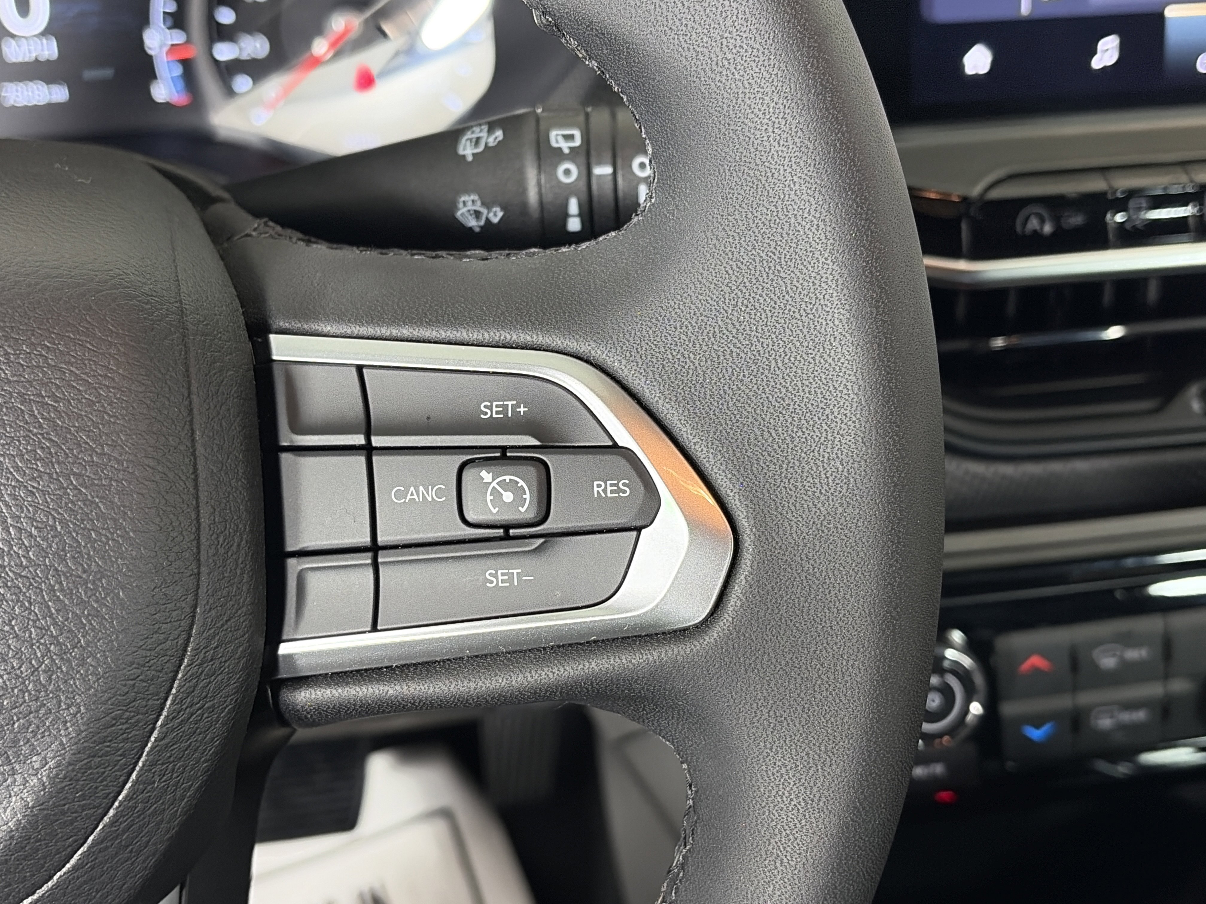 Used 2024 Jeep Compass Latitude w/ Convenience Group AWD/4WD image 28