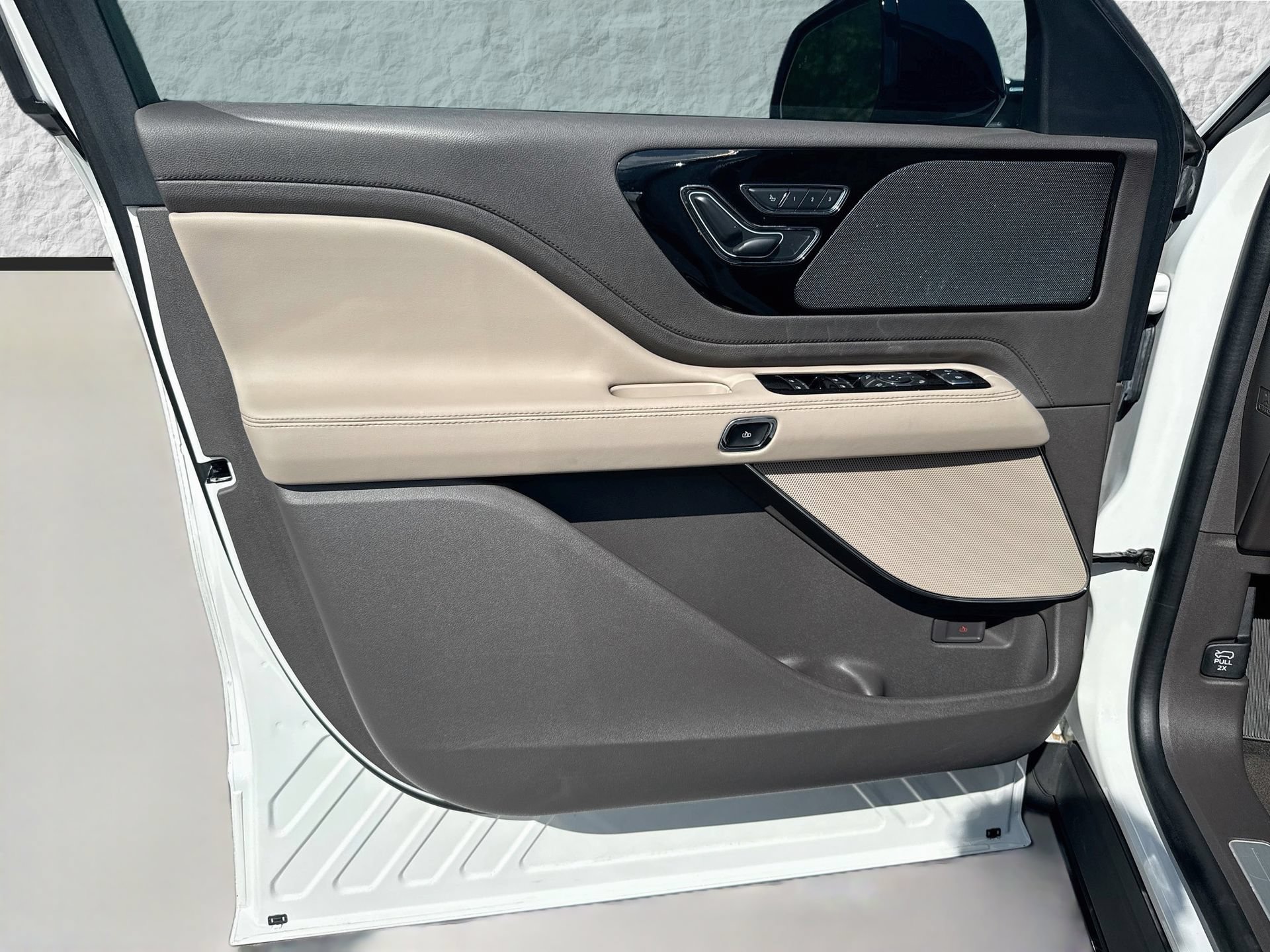 Used 2023 Lincoln Aviator 2WD w/ Premium Package image 24