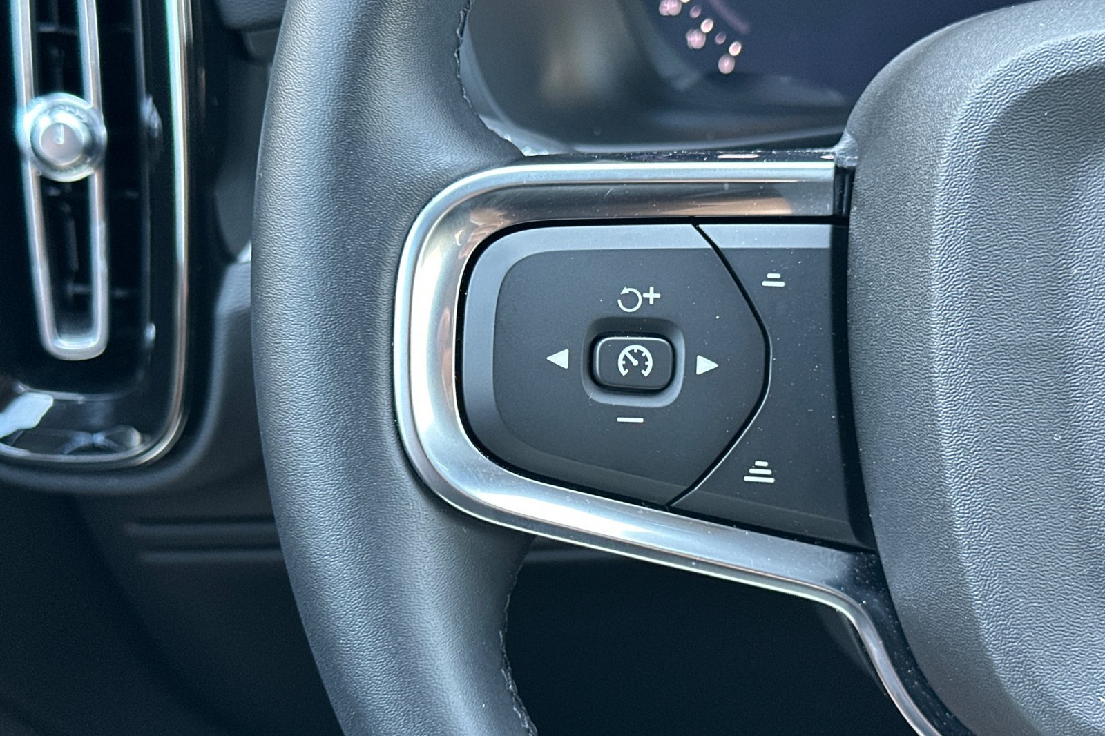 Certified 2026 Volvo XC40 B4 Core w/ Protection Package FWD image 29