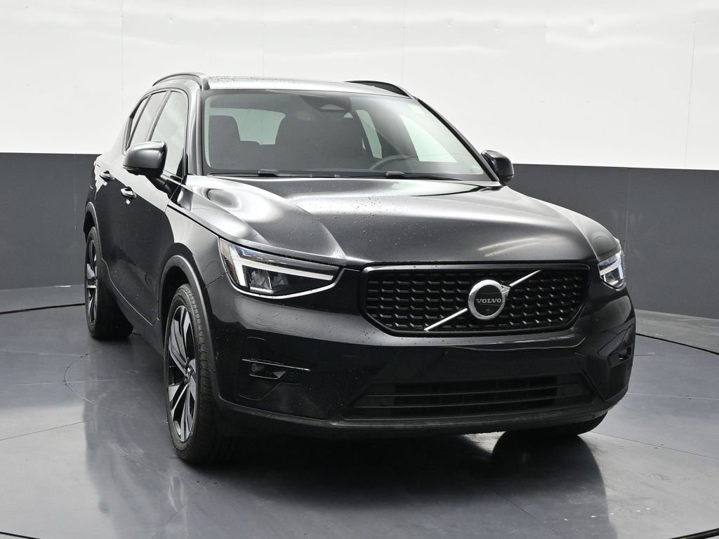 Used 2023 Volvo XC40 B4 Ultimate image 8