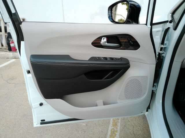 Used 2023 Chrysler Pacifica Limited FWD image 15