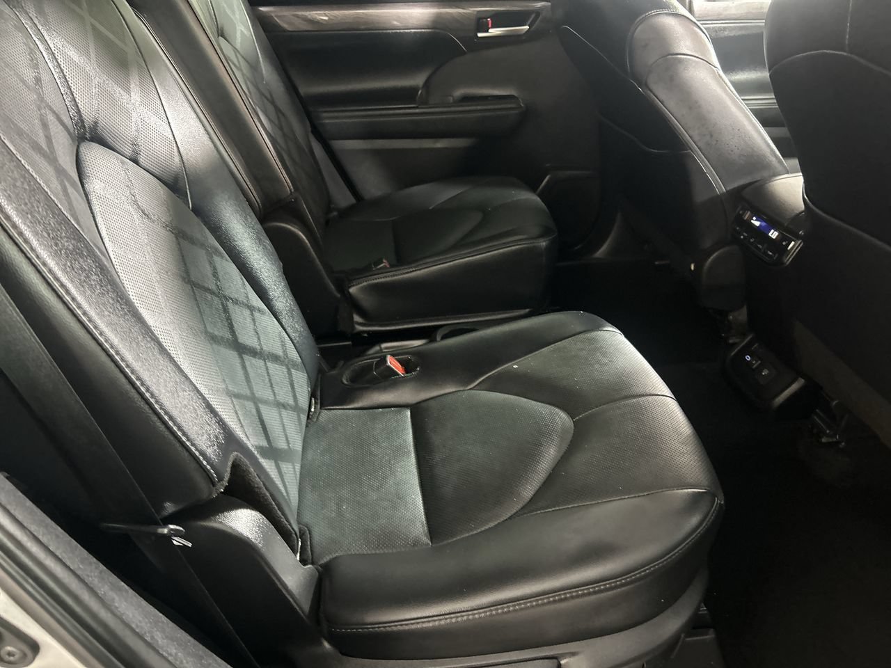 Used 2025 Toyota Highlander Platinum AWD/4WD image 26