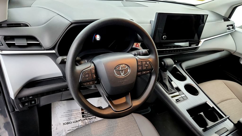 Used 2025 Toyota Sienna LE AWD/4WD image 25