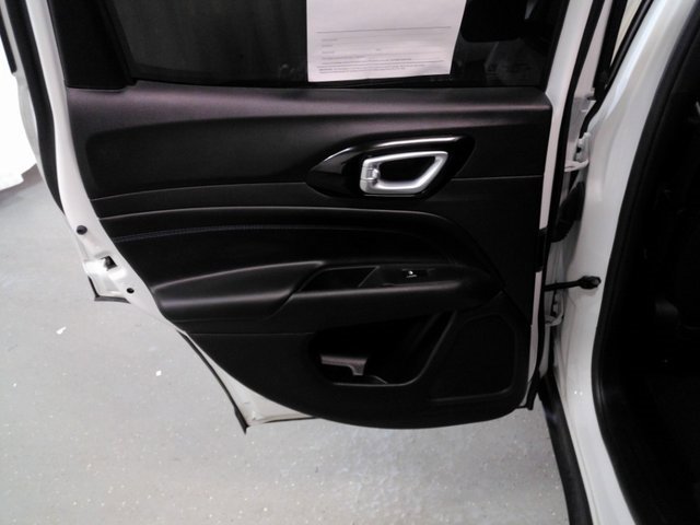 Used 2025 Jeep Compass Latitude w/ Altitude Special Edition image 17