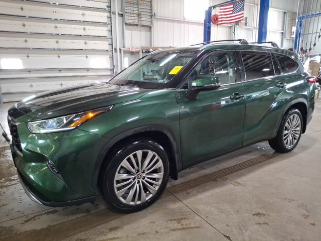 Used 2023 Toyota Highlander Platinum image 3