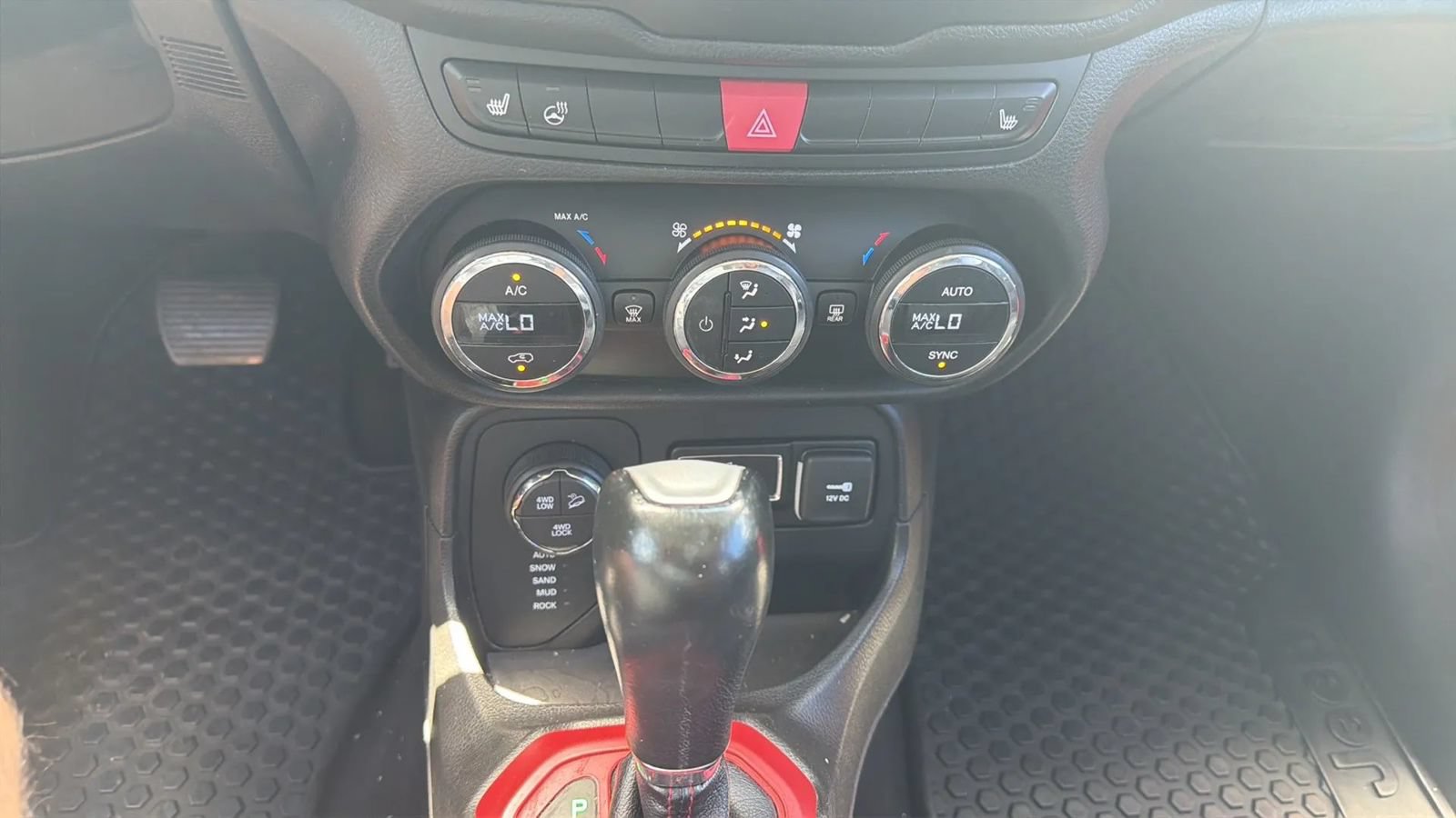 Used 2016 Jeep Renegade Trailhawk w/ Premium Trailhawk Package AWD/4WD image 17