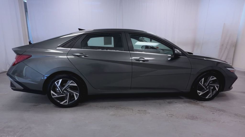 Used 2025 Hyundai Elantra SEL image 25