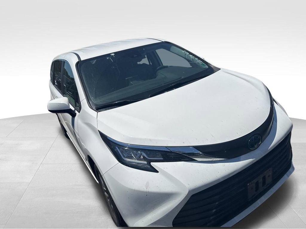 Used 2023 Toyota Sienna LE AWD/4WD image 14