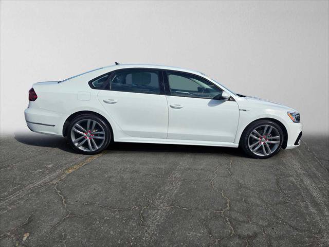 Used 2018 Volkswagen Passat 2.0T R-Line w/ R-Line Lighting Package FWD image 2