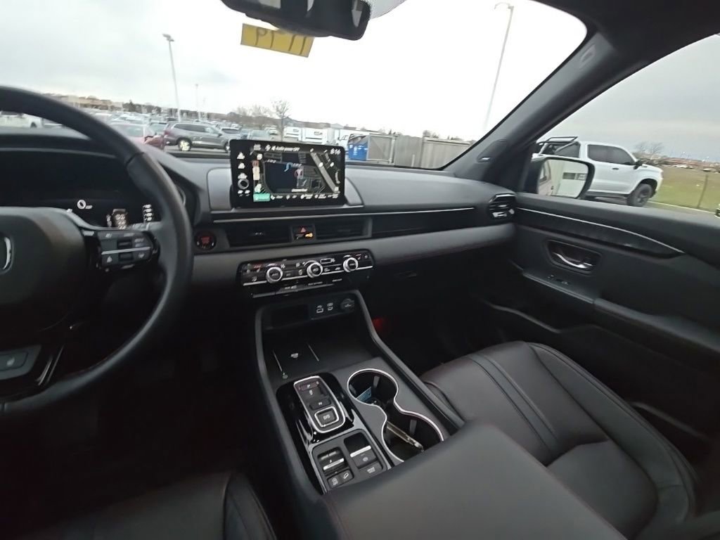 Used 2025 Honda Pilot Black Edition image 28