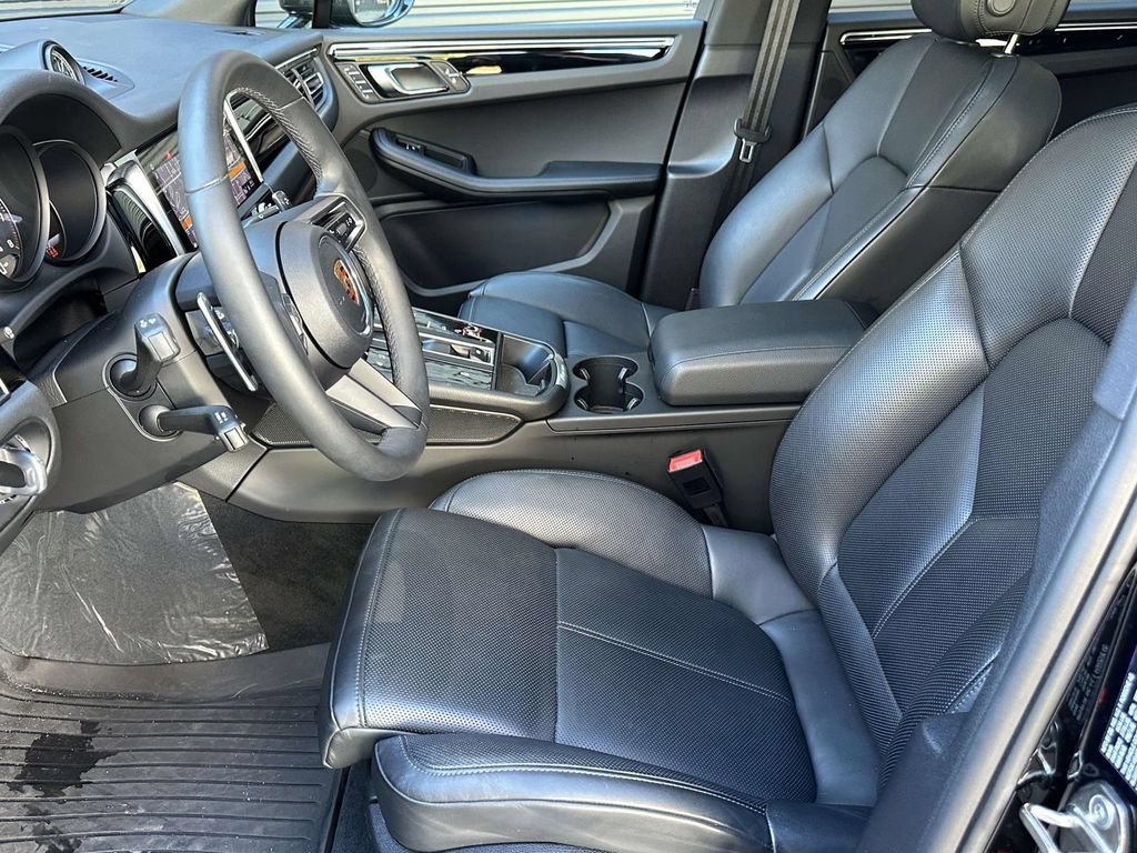 Certified 2025 Porsche Macan AWD/4WD image 18