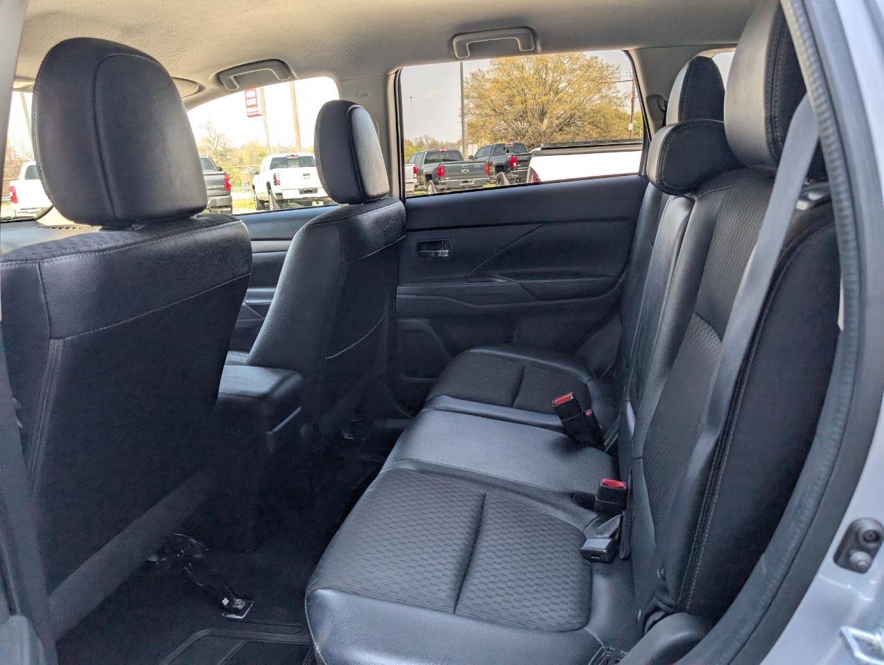 Used 2015 Mitsubishi Outlander SE image 18