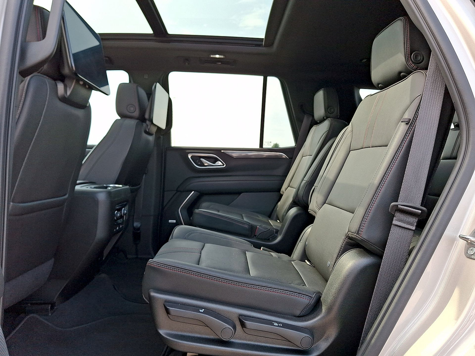 Used 2021 Chevrolet Tahoe RST w/ Luxury Package AWD/4WD image 20