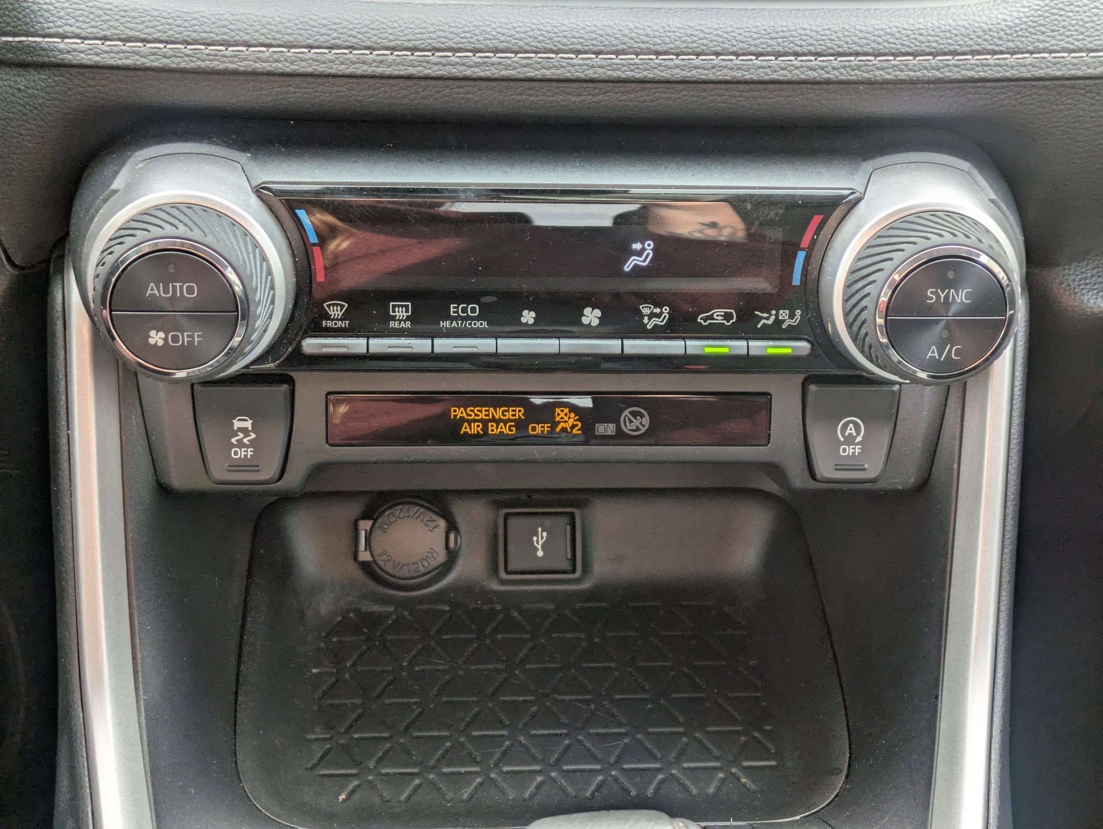 Used 2021 Toyota RAV4 XLE w/ Carpet Mat Package (TMS) image 22