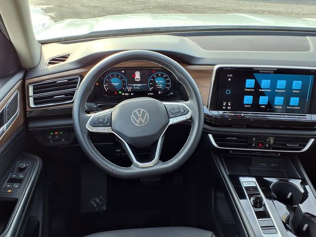 Used 2024 Volkswagen Atlas SE image 2