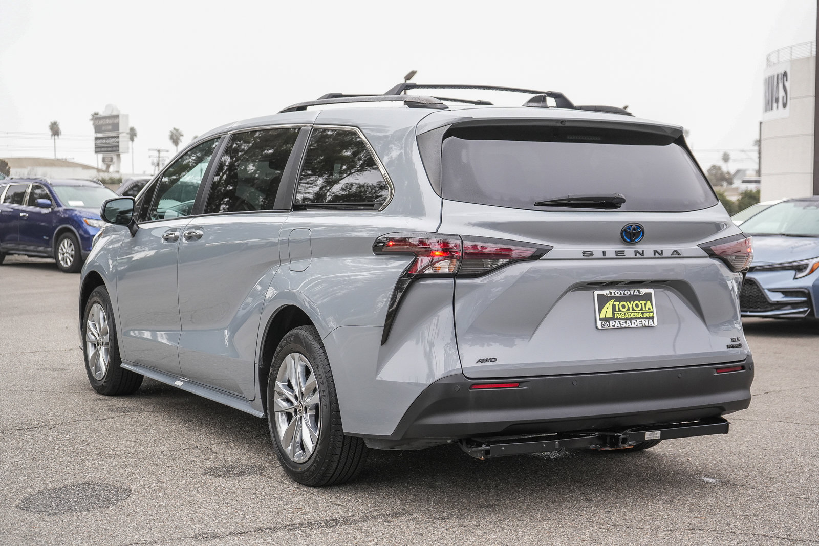 Used 2023 Toyota Sienna XLE Woodland Edition image 8