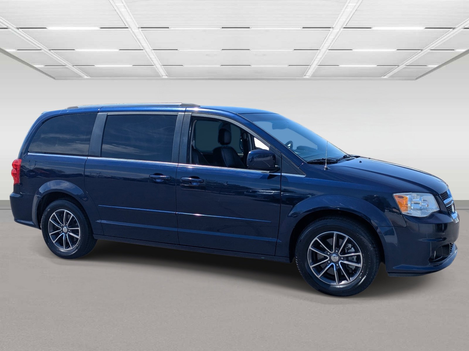 Used 2017 Dodge Grand Caravan SXT w/ Driver Convenience Group FWD image 6