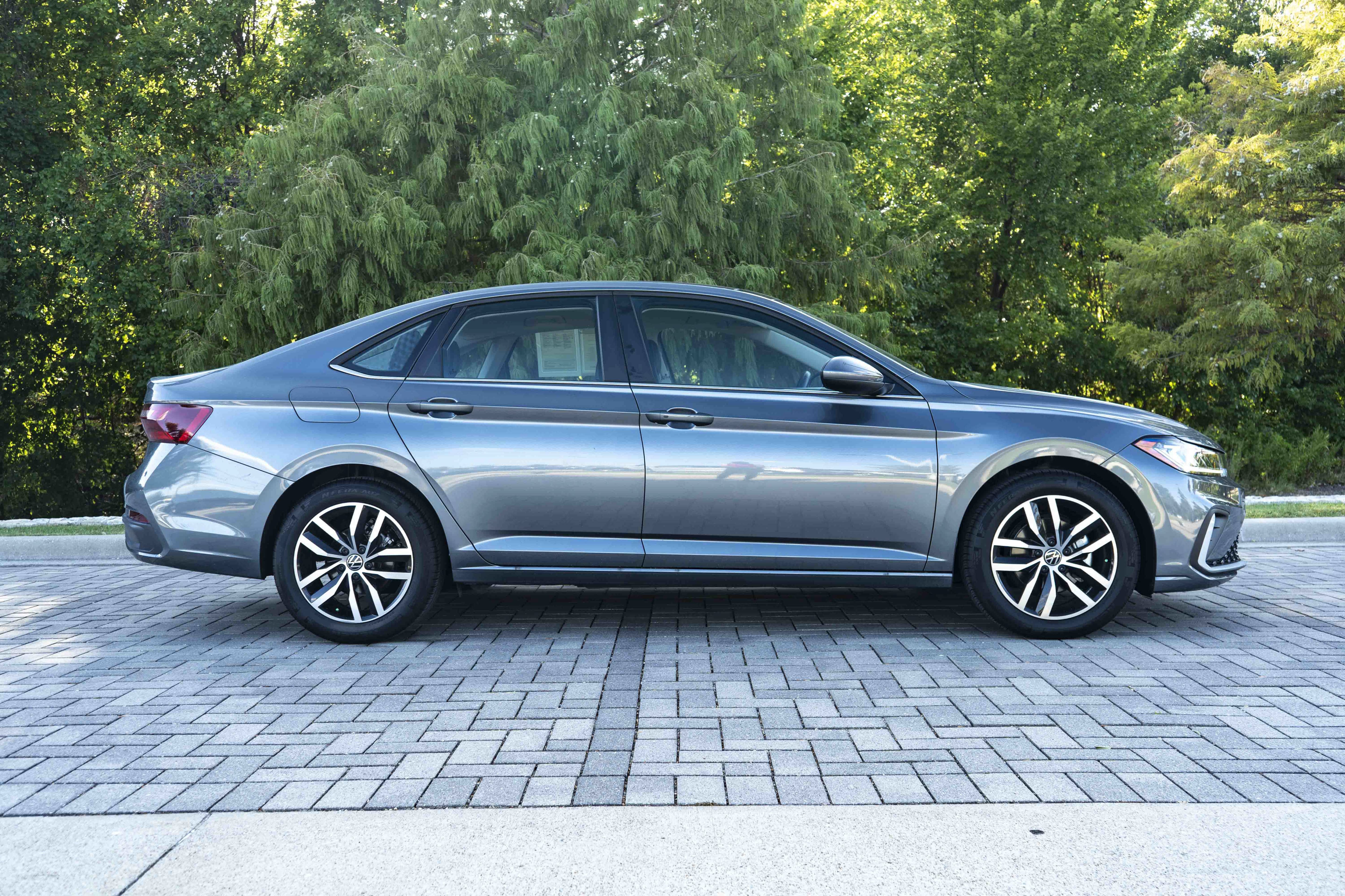 Certified 2025 Volkswagen Jetta SE w/ Sunroof Package FWD image 9