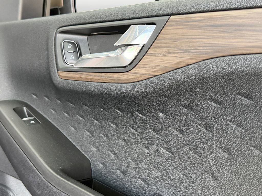 Used 2020 Ford Escape Titanium image 22