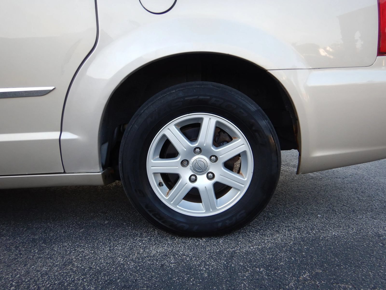 Used 2013 Chrysler Town & Country Touring FWD image 31