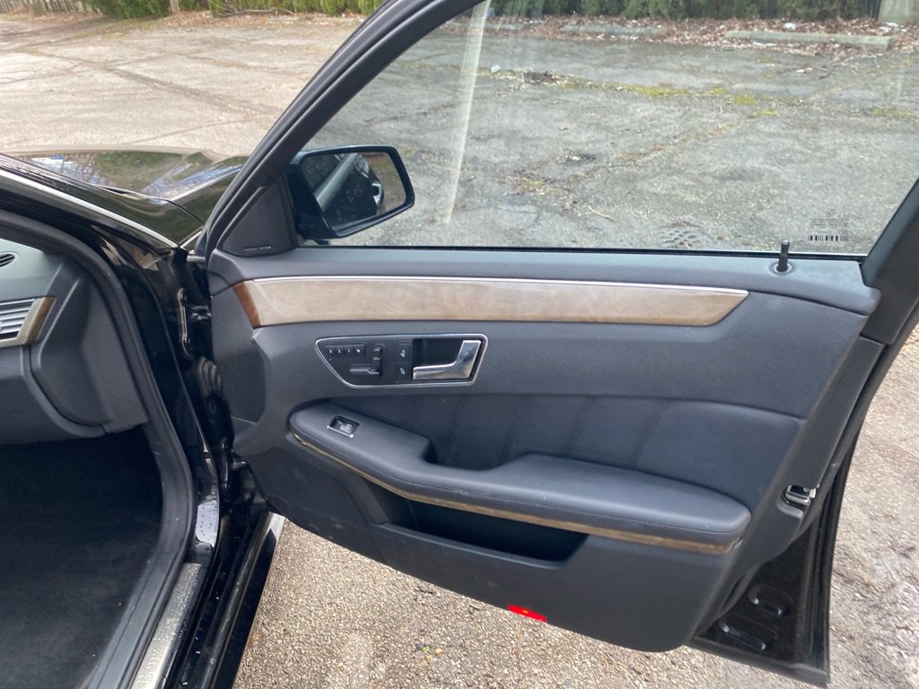Used 2010 Mercedes-Benz E 550 4MATIC Sedan image 27