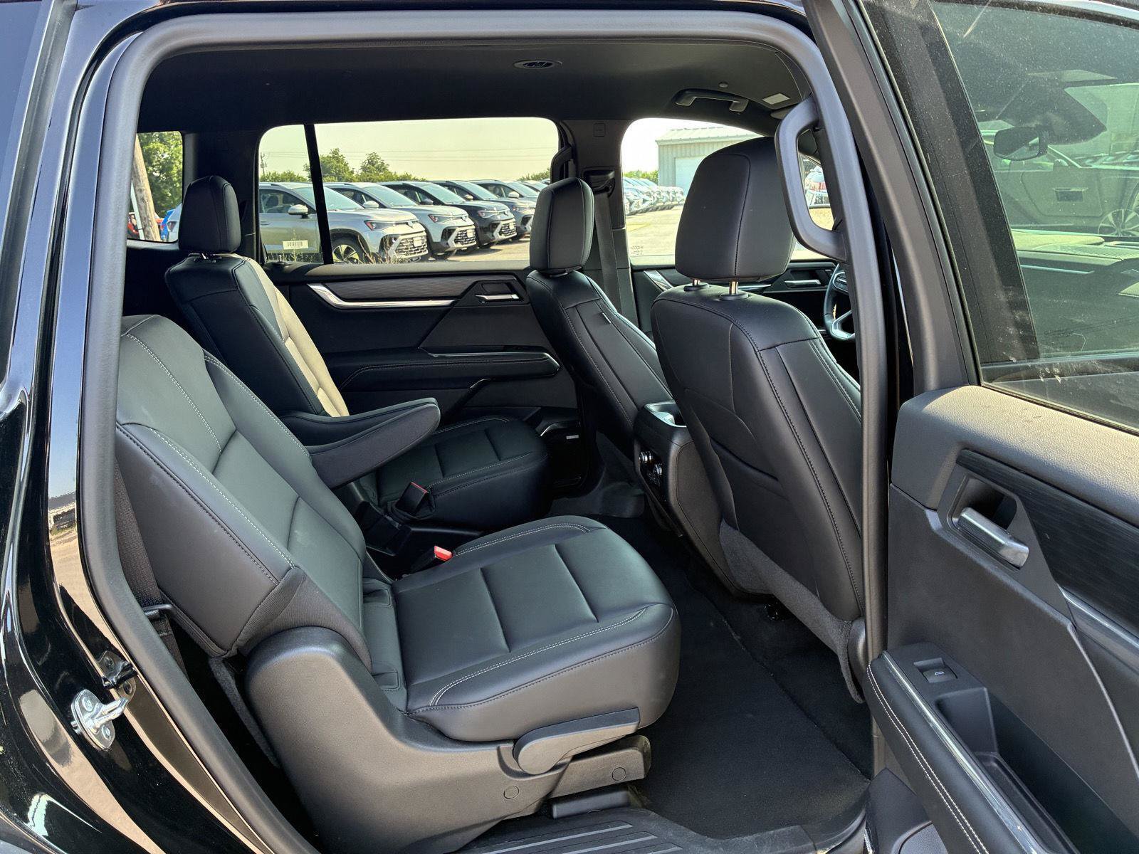 Used 2025 GMC Acadia Elevation w/ Elevation Premium Package AWD/4WD image 17